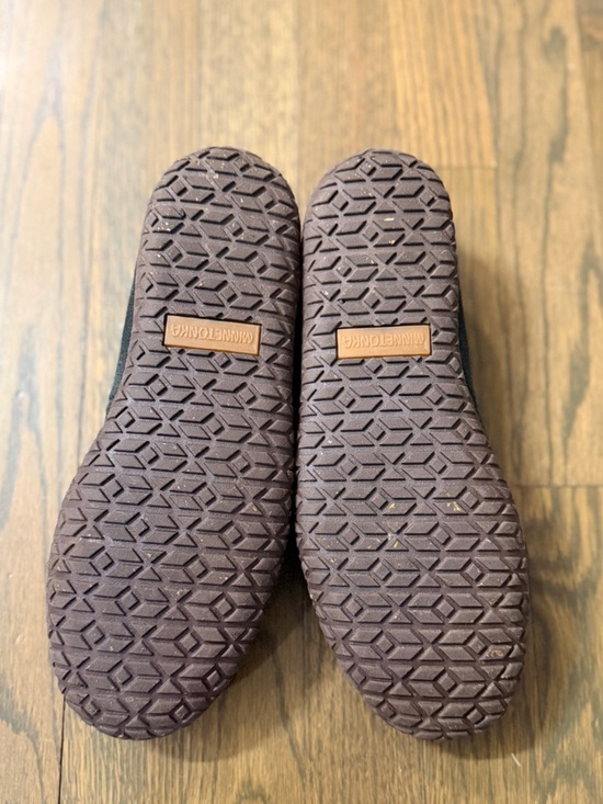 Minnetonka Men\'s Suede Sheepskin Tobie Slippers in Charcoal Size 8 main image 5